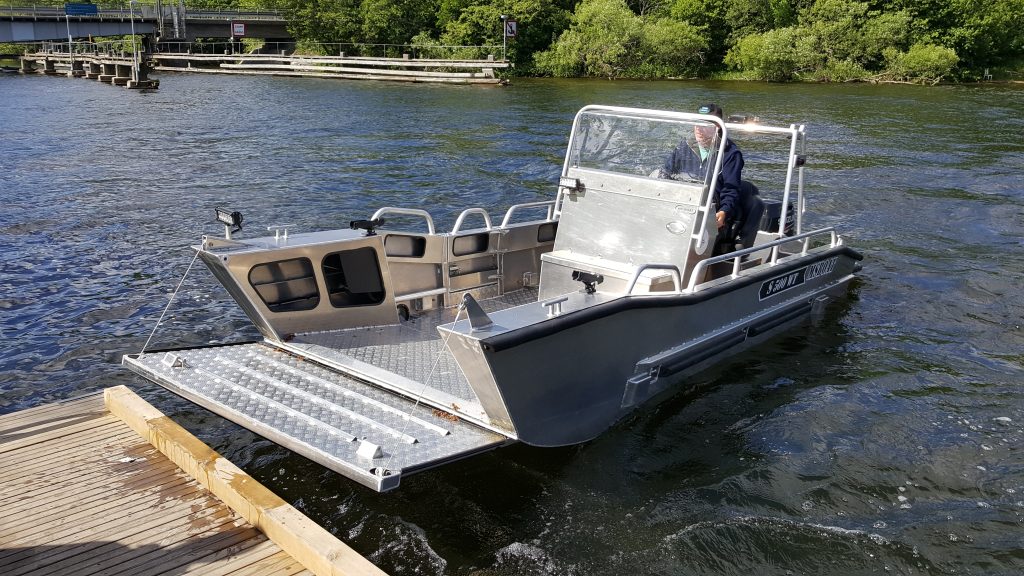 MS Boat med frontlem ved brygge