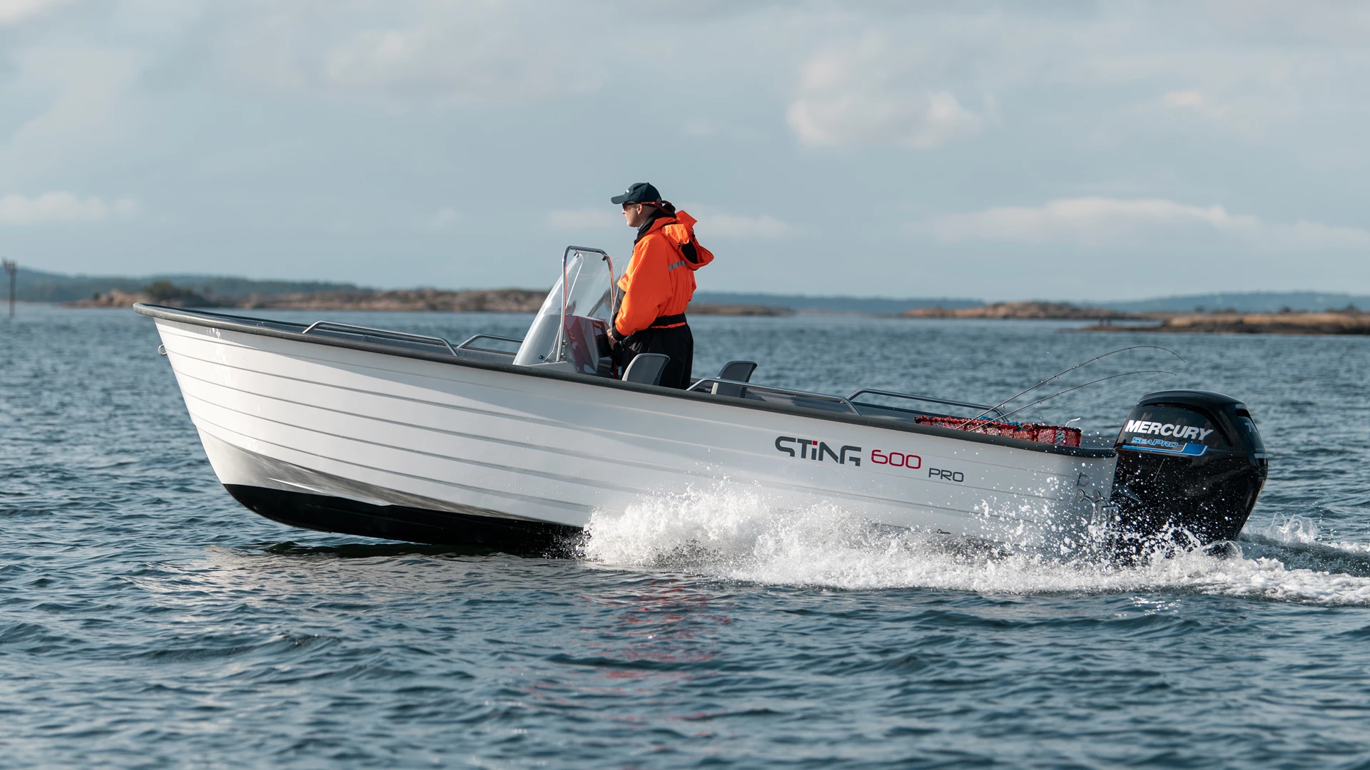 Sting 600 Pro på sjøen sett fra babord side